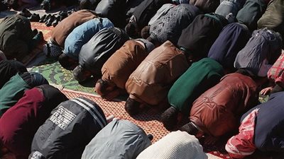 بدء توافد المصلين إلى مساجد المحلة الكبرى لـ سماع خطبة الجمعة