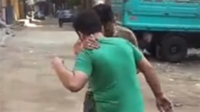فيديو| شاب يعذب صديقه بكلب مفترس ويشعل غضب السوشيال ميديا