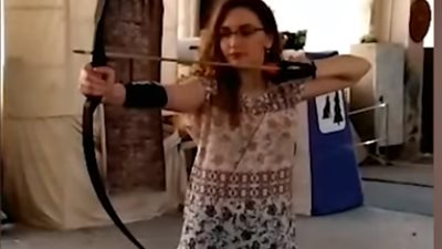 فيديو.. نهاية مفزعة لفتاة استعرضت مهاراتها في الرماية