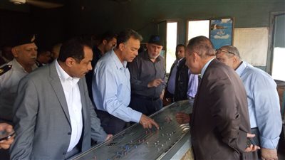 صور.. وزير النقل يتفقد برج إشارات محطة المرازيق موقع حادث قطار البدرشن
