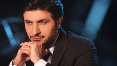 شاهد.. امراة تتحرش بـ