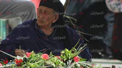 بائعة ورود القبور .. مرسال مراسيل الأحياء إلى ذويهم من الأموات