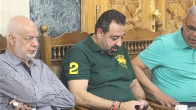 صور.. مجدي عبد الغني في عزاء والد زوجة أحمد شوبير