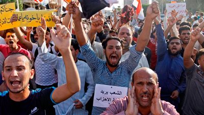 متظاهرون يحاصرون مبني محافظة كربلاء في العراق