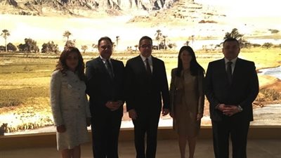 مسار العائلة المقدسة على طاولة 