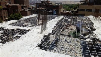 صور.. حملة لإزالة العقارات المخالفة بحى مصر القديمة
