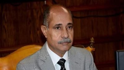 وزير الطيران المدني يتفقد مبنى الرحلات الموسمية بمطار القاهرة
