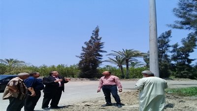 بالجهود الذاتية.. إنارة طريق ترعة حلاوة - كفر البطيخ فى دمياط 