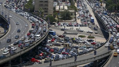 النشرة المرورية.. كثافات متوسطة في محاور وميادين القاهرة والجيزة