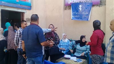صور.. قافلة طبية تجوب الشوارع لخدمة أهالي حي شرق مدينة نصر