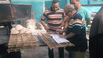 صور.. رئيس مدينة السنطة يحيل مفتشي فرن بلدي للتحقيق