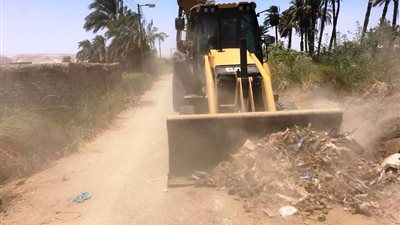 صور.. رفع 97 طن قمامة في حملة مكبرة بمحافظة سوهاج