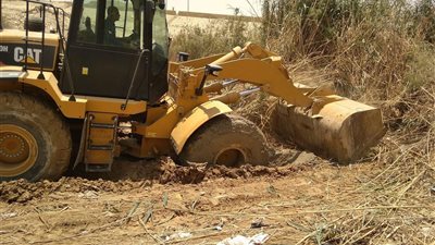 حملة لإزالة إشغالات الطرق فى نطاق حي 15 مايو 