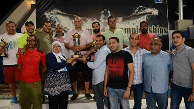 سباحة الأهلي تهدي درع بطولة القاهرة لمجلس الإدارة