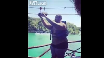 فيديو .. موقف كوميدي لـ رجل بدين حاول المشى على حبل يمر فى بحيرة