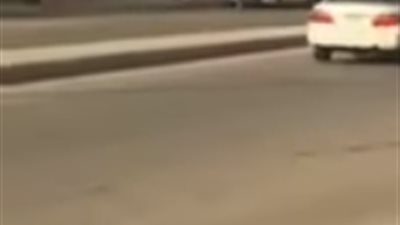 فيديو| سعودي يعتدي على وافد بالسلاح 