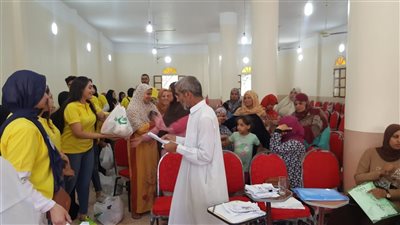 صور.. غذاء وكساء وغطاء.. طلاب متطوعون يوزعون مساعدات غذائية في قرى الإسماعيلية المهمشة