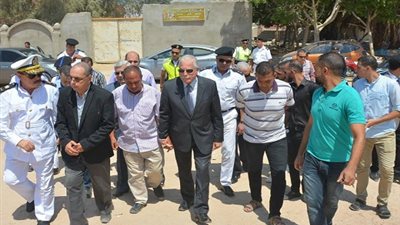 صور.. محافظ جنوب سيناء يضع إكليلاً من الزهور على قبر الرائد سامح مدحت