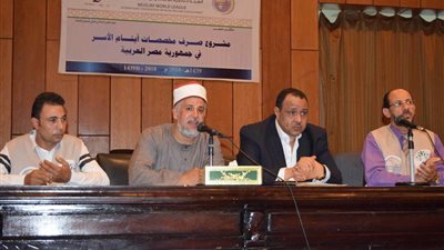 سكرتير عام المنيا يسلم مساعدات مالية مقدمة من هيئة الإغاثة الإسلامية