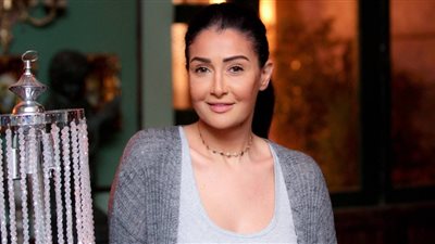 بالألوان الطبيعية.. إطلالة زرقاء لـ