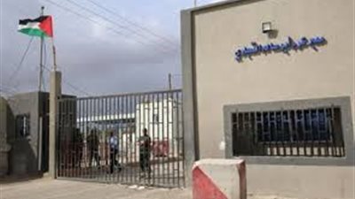 فيديو.. الاحتلال يسمح بإدخال المواد الغذائية والدواء عبر معبر 
