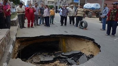 هبوط أرضى يتسبب فى زحام مروري بشارع الجيش فى زفتى
