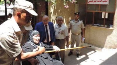 مدير أمن القليوبية يستجيب لطلب سيدة مسنة برعاية ابنها السجين طبيًا