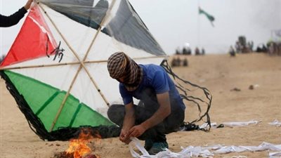 بعد اندلاع 26 حريقًا.. الإعلام الإسرائيلي: حماس لا يمكنها وقف الطائرات الحارقة