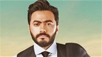 تامر حسنى يتلقى رسمه هدية من أحد متابعيه 