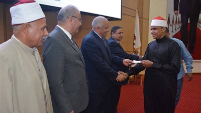 صور.. تكريم أوائل الشهادات العامة والأزهرية بـ الوادي الجديد