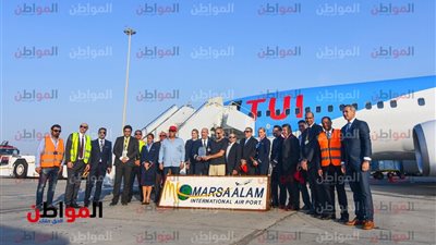 صور.. مطار مرسى علم يحتفل بالرحلة رقم 100 ألف