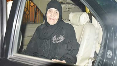 صور .. الحاجة سعدية ضحية العمرة المزيفة تصل القاهرة بعد براءتها