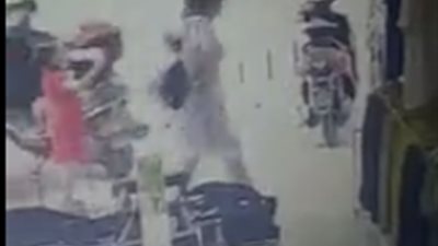 فيديو| رجل ينهي على طفلة بـ الضربة القاضية وسط الشارع 