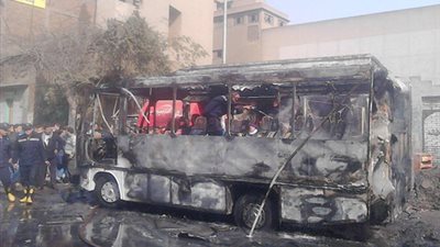 رفع حطام الأتوبيس المحترق بمحيط جامعة القاهرة
