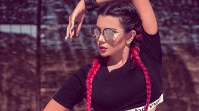 تحت شعار الأسود يليق بك... جيني أسبر تتألق فى أحدث جلسة تصوير لها
