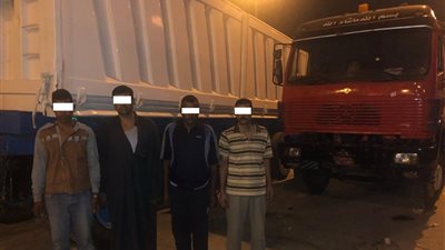 ضبط سارقي سيارة محملة بمواد بناء على محور بن زايد الشمالي
