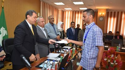 وزير القوى العاملة ومحافظ الشرقية يُسلمان 25 عقد عمل لـ ذوي الاحتياجات