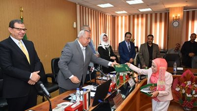 وزير القوى العاملة ومحافظ الشرقية يكرمان اللجنة التنظيمية لـ