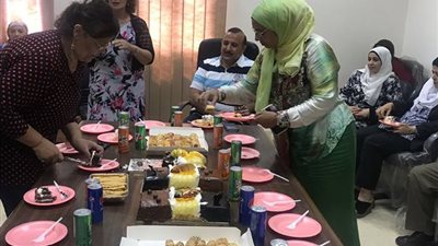 رئيس حي غرب مدينة نصر يكرم العاملين نظير جهودهم خلال العمل 