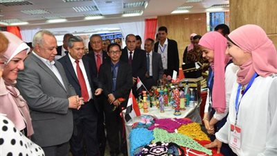 محافظ الشرقية والسفير الإندونيسي يتفقدان معرض المشغولات اليدوية بـ الزقازيق