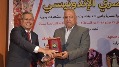 إهداء محافظ الشرقية درع سفارة أندونيسا خلال فاعليات اليوم الثقافى بالزقازيق 