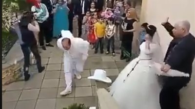 فيديو.. عريس يرقص بطريقة غريبة أثناء زفافه يشعل فيسبوك