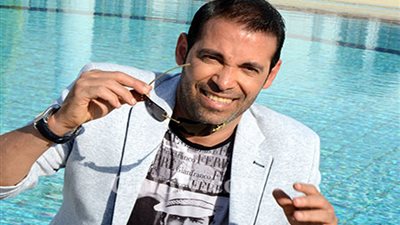 جمهور سعد الصغير يحتشد حوله لالتقاط السيلفى فى الإسكندرية