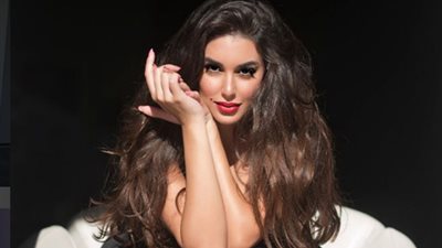 ياسمين صبري تتألق في اللون الوردي