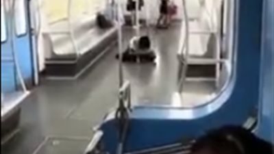 فيديو.. فتاة صينية تشبه مصاصى الدماء تثير فزع ركاب المترو 