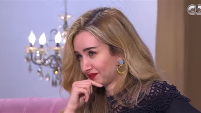  الفنانة الشابة هنا