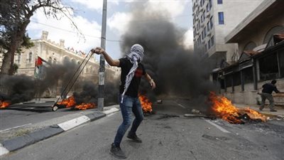 بث مباشر .. اشتباكات بين الفلسطينيين وجيش الاحتلال قرب الشريط العازل في قطاع غزة