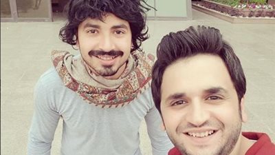 محمد أنور يداعب مصطفي خاطر بهذه الصورة 