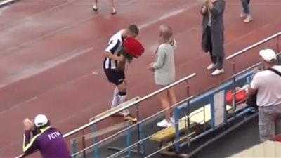 فيديو.. لاعب يطلب الزواج من حبيبته بعد تسجيله هدف