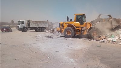 صور.. حى شمال الجيزة يزيل مخلفات البناء بجوار سور المطار أسفل كوبرى عرابى